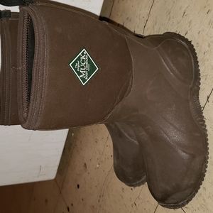 Kids muck boots size 2